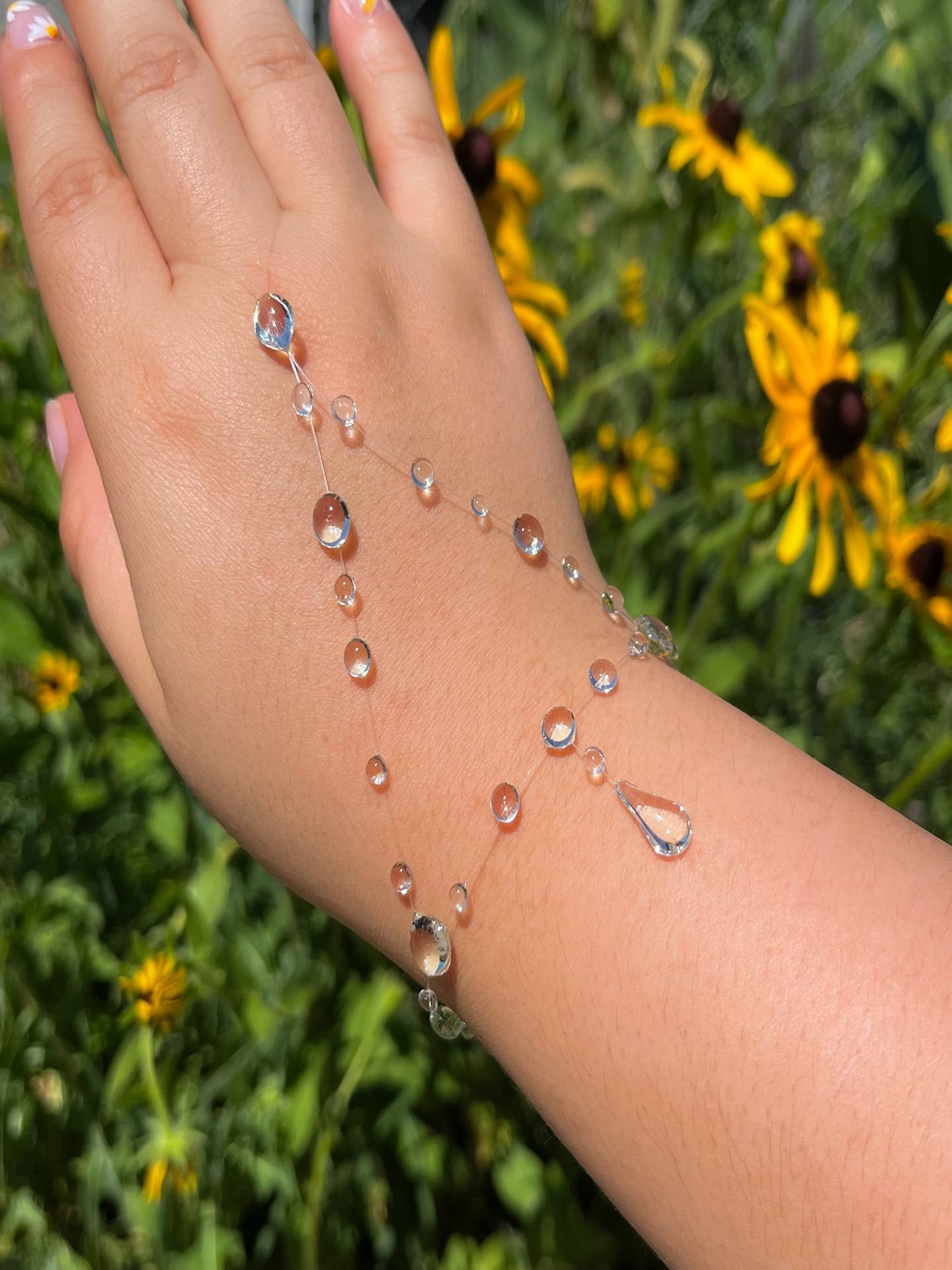 2052025 Natures Kiss Hand Chain LS (1)