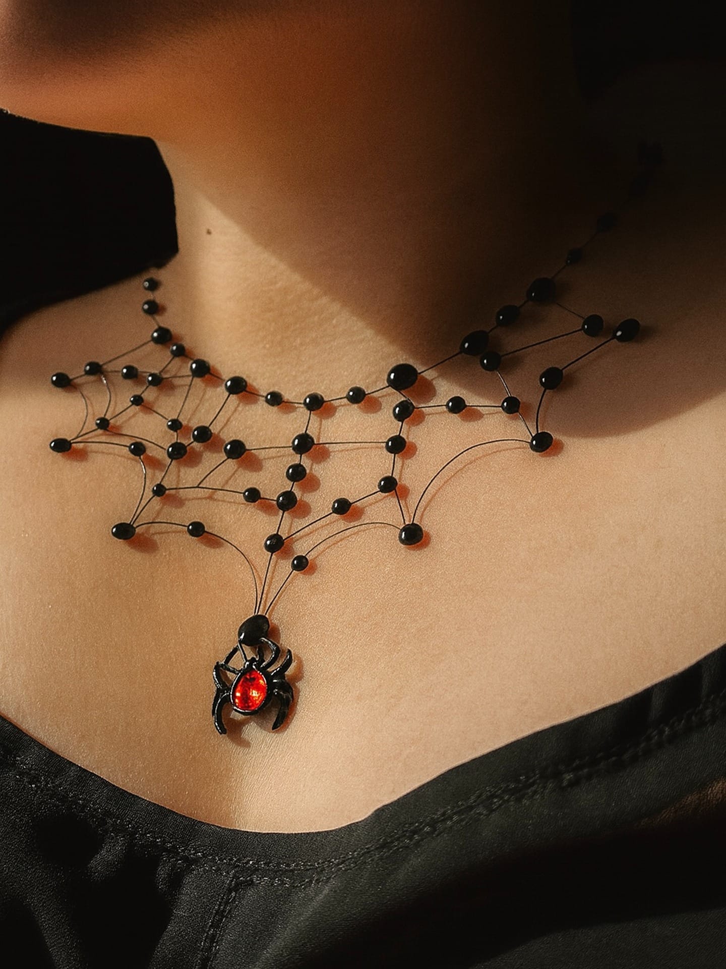 2382025 Black Widow Necklace LS (1)
