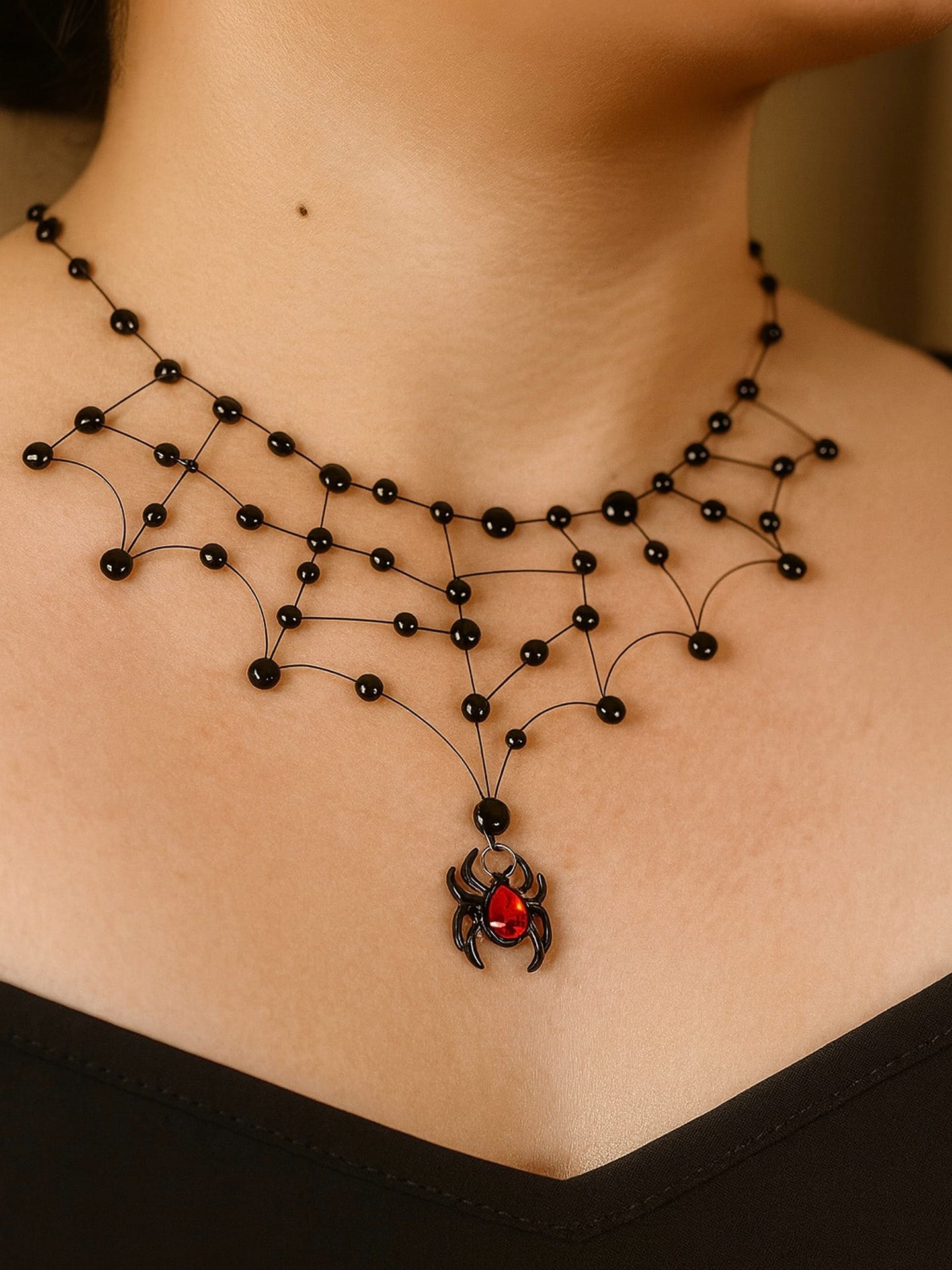 2382025 Black Widow Necklace LS (2)